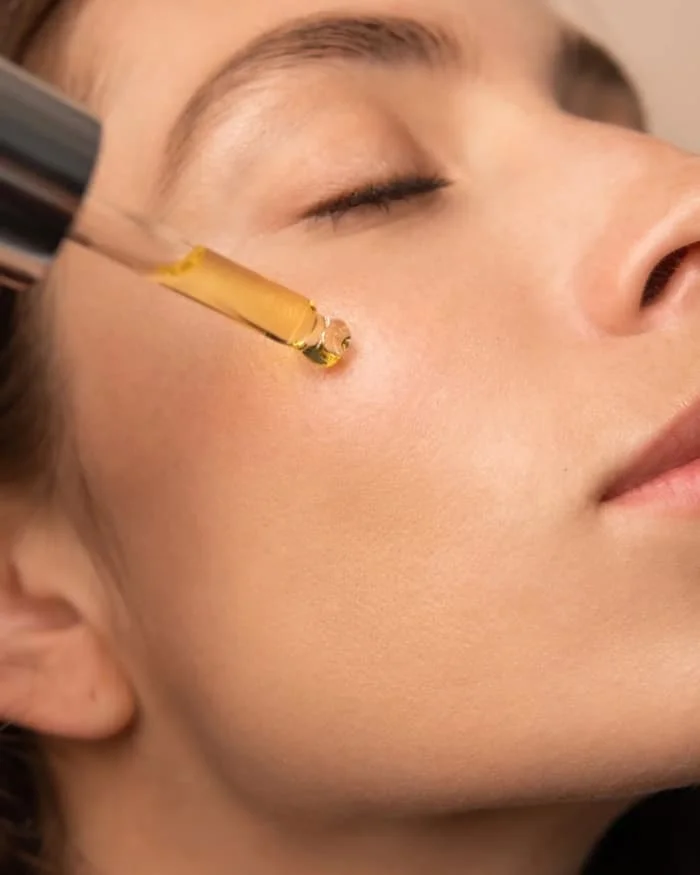 Gota de aceite de Cacay mostrando su textura y color distintivo