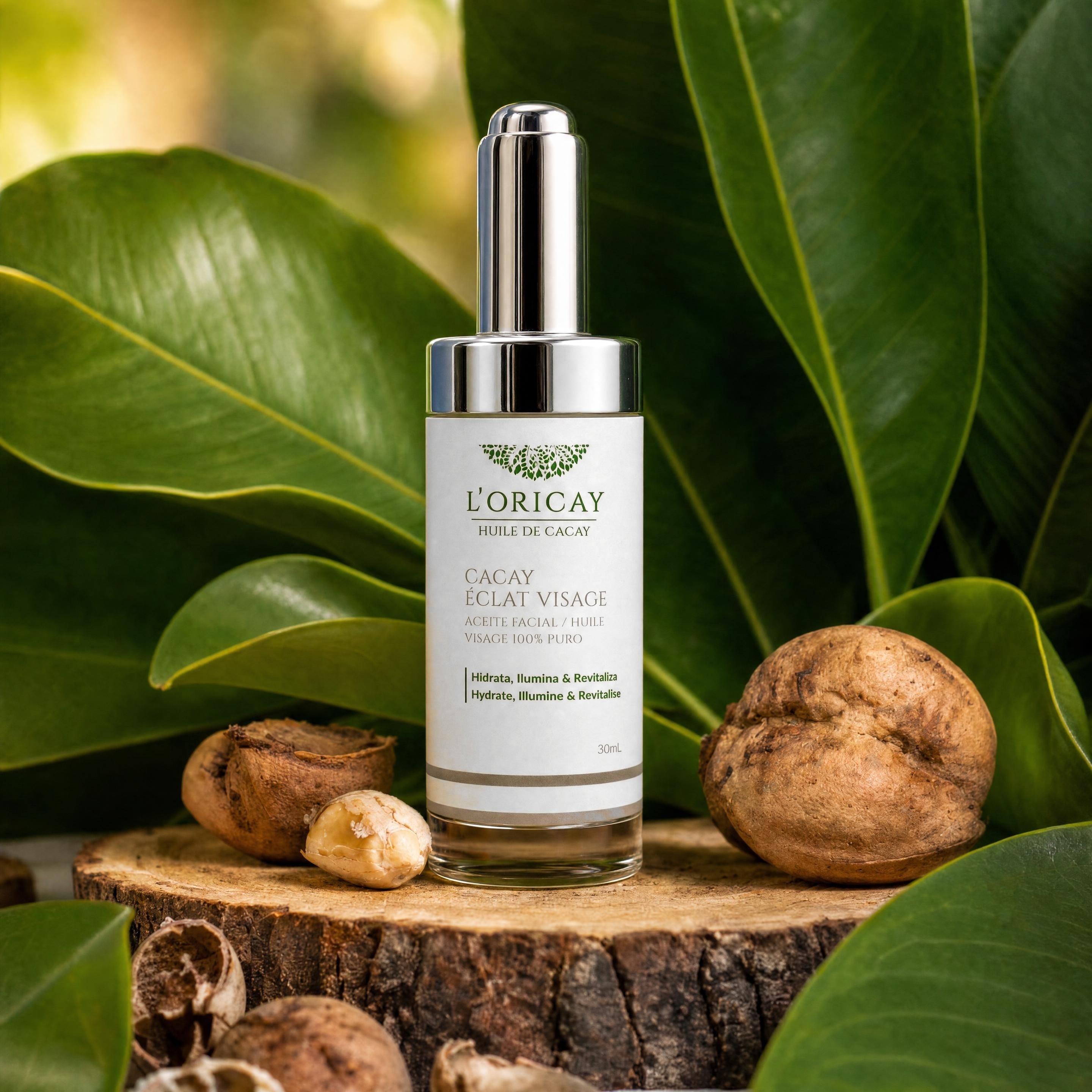 Aceite de Cacay de L'ORICAY sobre rodaja de madera con nueces de cacay y hojas