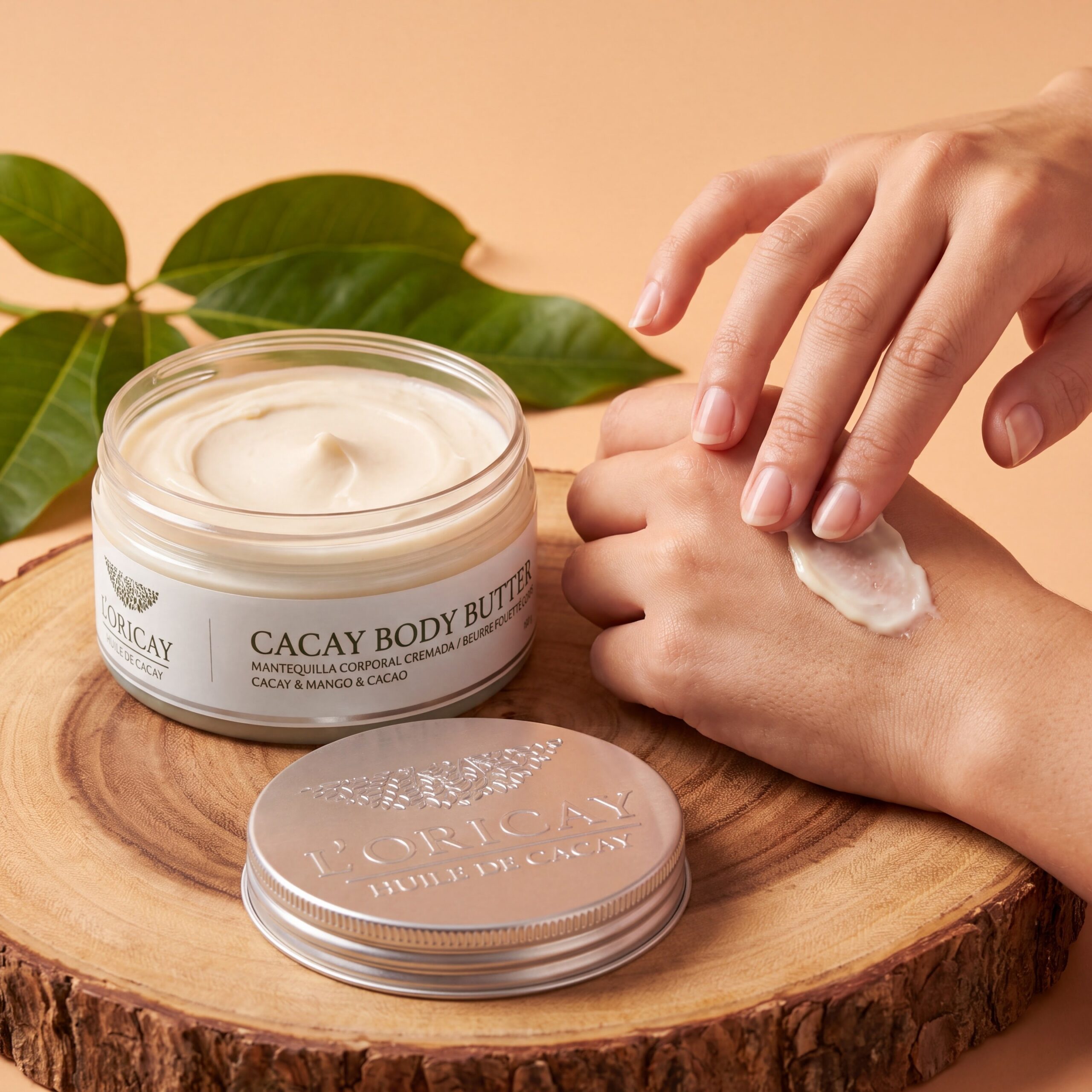 Aplicación de Cacay Body Butter sobre la piel de la mano